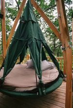 tente_suspendue_dans_arbres.jpg