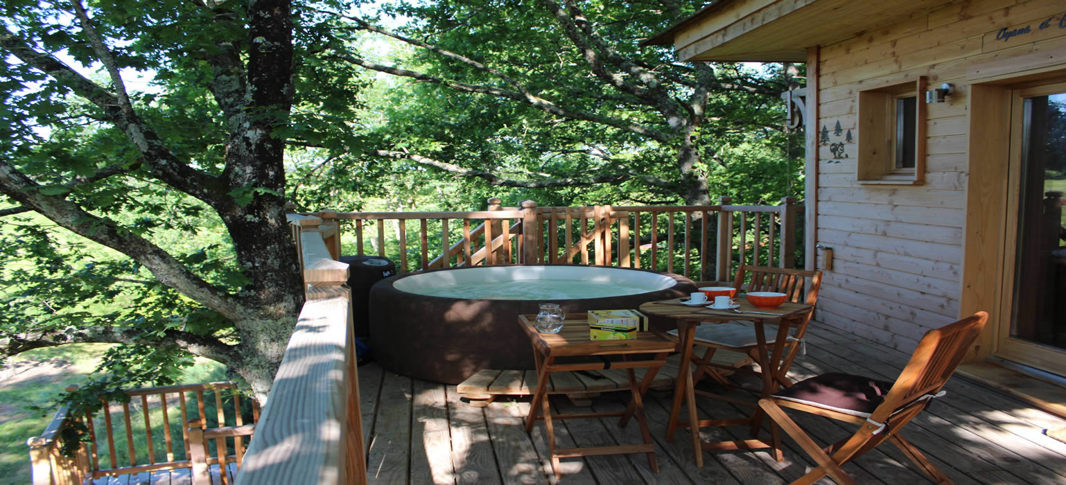 Terrasse et SPA de la cabane des chênes